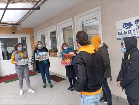 Fotografija 3 - mladoletniki brez spremstva predajajo voščilnice in piškote